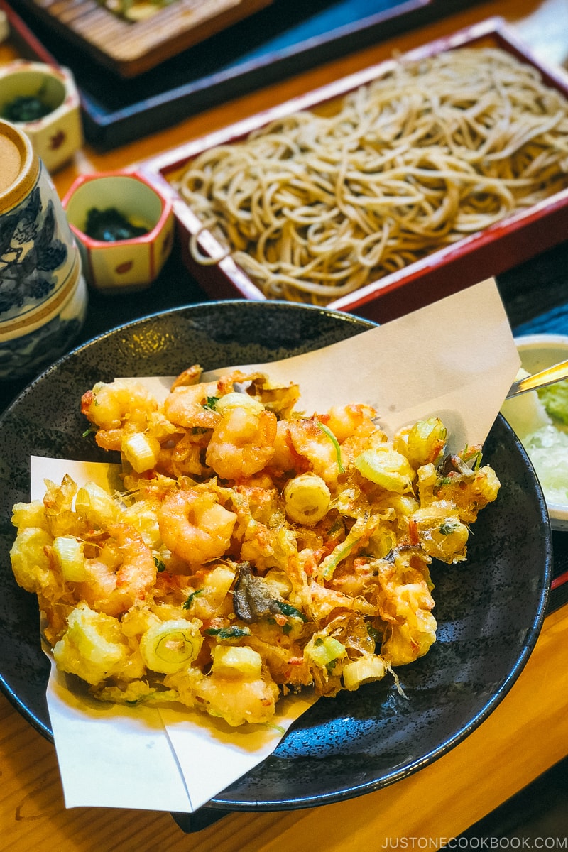 Fried Kakiage at Hashimoto Soba restaurant - Odawara Castle Guide | www.justonecookbook.com 