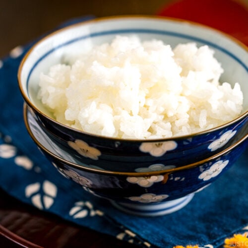 Steamed rice in Japanese rice bowls.