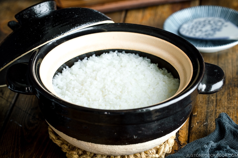 A kamadosan donabe containing perfectly cooked Japanese rice.