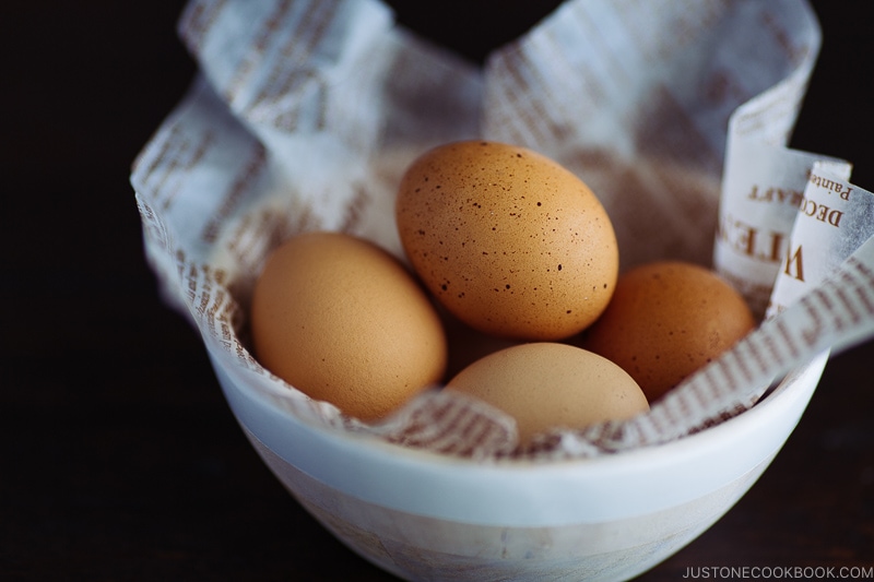 A bowl of eggs with shell