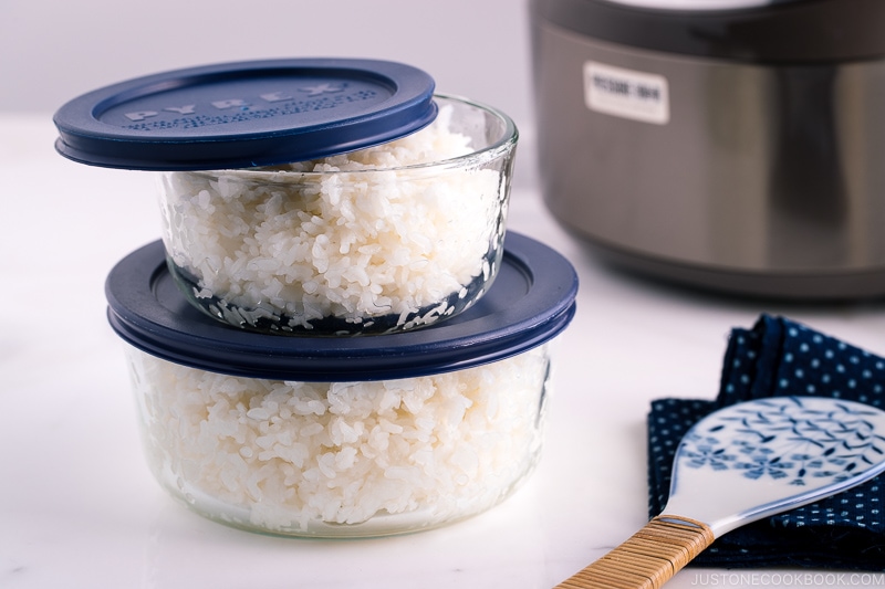 Glass airtight containers with steamed rice in them.