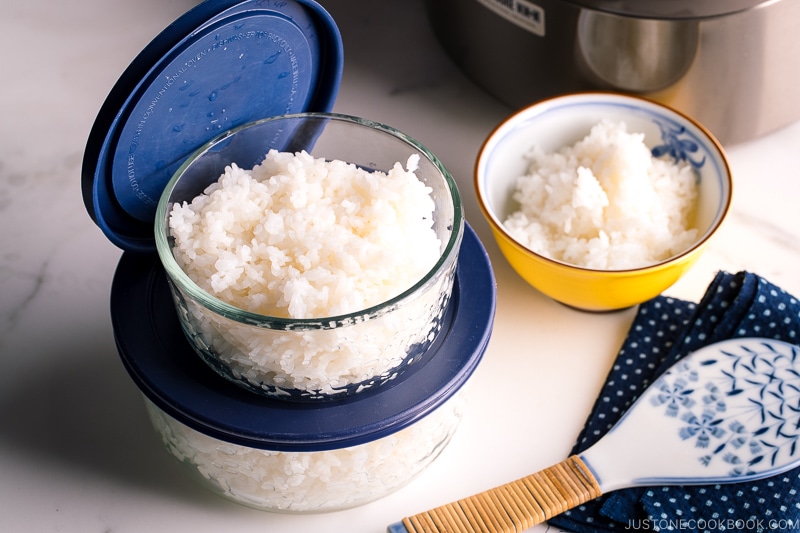 Glass airtight containers with steamed rice in them.