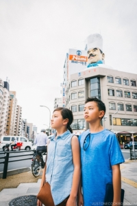 children in front of Niimi kitchenware store - Tokyo Kappabashi Guide | www.justonecookbook.com