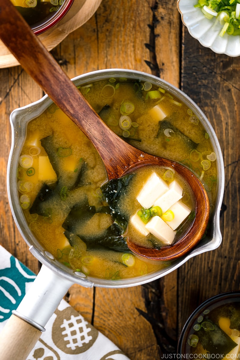 A Japanese yukihira nabe containing tofu and wakame miso soup.