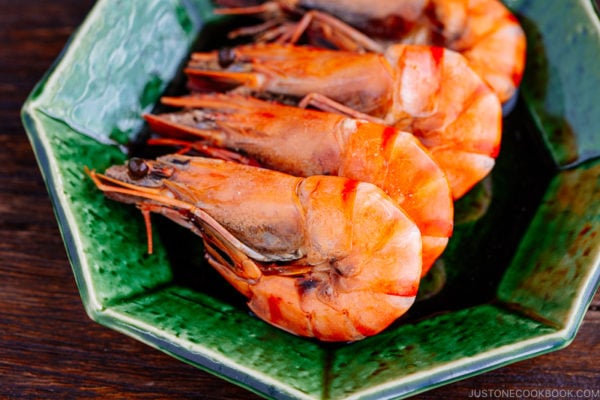 Simmered shrimp on the green plate.